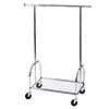 Fahrbarer Garderobenständer aus verchromtem Metall mit Gitterablage und vier Lenkrollen.