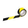 Gelbes Markierungsband mit schwarzen diagonal verlaufenden Streifen auf einer Rolle.
