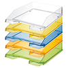 Bunte, transparente Briefablage in vier gestapelten Fächern, mit leicht angeschrägter Vorderfront.