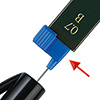 Feinmine 0,7 mm wird mit blauer Einfüllhilfe in einen Druckbleistift eingesetzt.