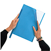 Person hält eine blaue Klemmschienenhülle mit einem Blatt Papier darin.