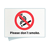 Laminierte Hinweistafel mit dem Text "Please don't smoke" und durchgestrichener Zigarette.