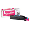 Magenta Toner TK-865M in Verpackung, seitliche Ansicht des Produkts und der Box.