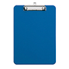 Blaues Klemmbrett mit flacher Bügelklemme und Griffmulde, geeignet zum Aufhängen.
