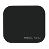 Schwarzes Mauspad mit abgerundeten Ecken und integriertem Microban-Schutz.