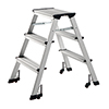 Aluminium Trittleiter mit geriffelten Stufen, zusammenklappbar und beidseitig begehbar.