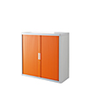 Rollladenschrank in Orange mit zwei Schiebetüren aus Polypropylen-Lamellen.