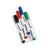 Vier Whiteboardmarker in rot, blau, grün und schwarz in einer durchsichtigen Verpackung.