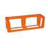Orangene Kunststoff-Wandhalterung für Verbandkästen in rechteckiger Form.