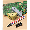 Edding Aerospacemarker 8404 auf einer Arbeitsfläche mit elektronischen Bauteilen und einem PCB.