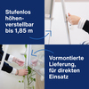 Person justiert die höhenverstellbare Klappleiste eines Flipcharts in einem Anwendungsbeispiel.