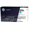 HP Trommel 828A in cyan auf der Verpackung mit farbigen Texten im Hintergrund.