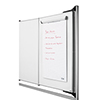 Flipchartblockhalter an einem Whiteboard mit einem Papierblock und handschriftlichen Notizen.
