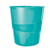 Eisblauer Papierkorb mit geschwungener Oberfläche und glattem Innenraum zur einfachen Reinigung.