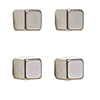 Vier quadratische Magnete in Metalloptik auf weißem Hintergrund.