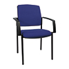Blauer Besucherstuhl mit Armlehnen und schwarzem Gestell, frontal abgebildet.