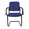 Blauer Besucherstuhl mit Armlehnen und schwarzem Gestell in frontaler Ansicht.