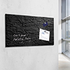 Glas-Magnetboard in Steinoptik mit Notizen und Grafiken an einer Wand dargestellt.