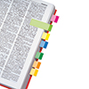 Haftmarker in zehn Farben, angeordnet an der Seite eines geöffneten Buches.
