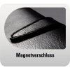 Nahaufnahme des Magnetverschlusses eines schwarzen Buchkalenders.