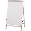 Flipchart mit weißen Schreibfläche, stabiler Konstruktion und höhenverstellbarem Design.