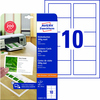 Visitenkarten-Blatt mit 10 Karten im Format 85 x 54 mm, platziert neben einem Drucker.