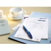 Gesprächsnotizblatt mit handschriftlichen Notizen und einem blauen Stift auf einem Tisch mit Tasse.