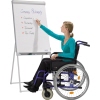 Eine Person in einem Rollstuhl schreibt mit einem Marker auf ein Flipchart.