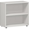 Helles, lichtgraues Regal mit zwei verstellbaren Einlegeböden und Standfüßen.