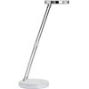 Tischleuchte in weiß mit verstellbarem Arm und runder Basis.