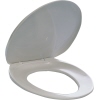 Weißer Toilettensitz in offener Position mit ovaler Form und flexiblen Scharnieren.
