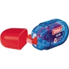 Kleberoller in blauer Farbe mit roter Schutzkappe, teilweise geöffnet, auf weißem Hintergrund.