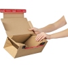 Eine Person hält eine offen stehende ColomPac® Return® Box mit zwei Fächern für den Rückversand.