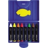 Acht runde Wachsmalstifte in einer blauen Box mit einem Fischausstecher.