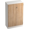 Flügeltürenschrank in Nussbaum-Optik mit weißen Türen und Dreipunktverriegelung.