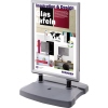 Kundenstopper mit Kunststofftank, A1-Display und Werbeplakat im Hintergrund.