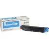 Cyan Toner TK-5150C in schwarzer Kartusche neben der Produktverpackung.