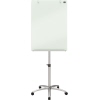Mobiles Flipchart mit glatter Glasoberfläche und verstellbarem Standfuß auf Rollen.