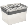Transparente Aufbewahrungsbox mit grauem Deckel und Henkel, geeignet für DIN A4 Formate.