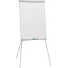 Flipchart mit dreibeinigem Ständer und weißem, unbeschriebenem Blatt.