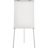 Flipchart mit Klappleiste und verstellbaren Aufhängezapfen auf einem dreibeinigen Gestell.