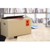 Rote Universaletiketten auf einer Kartonbox, beschriftet mit "TOP", auf einem Tisch.