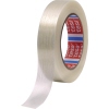Durchsichtiges Packband auf einer Rolle mit einem Teil des Bandes abgerollt.