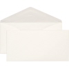 Weißer DIN lang+ Briefumschlag ohne Fenster mit spitzem Verschluss.