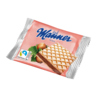 Manner Neapolitaner Waffelpackung mit Haselnüssen und einem Waffelstück auf rosa Hintergrund.