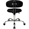 Schwarzer Arbeitsdrehstuhl mit verstellbarer Rückenlehne und verchromtem Fußkreuz, Rückansicht.