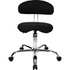Schwarzer Arbeitsdrehstuhl mit gewölbtem Sitz und Rückenlehne auf verchromtem Fußkreuz.