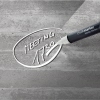 Kreide-Marker schreibt "MEETING 1730" auf eine glatte, hochglänzende Sichtbeton-Oberfläche.