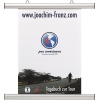 Klemmschiene mit Plakat, aufgehängt, mit individuell einstellbarer Länge und beidseitigem Aushang.