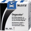 Blaue Buchstabensignale auf einer Trägerbandrolle in einer Verpackung.